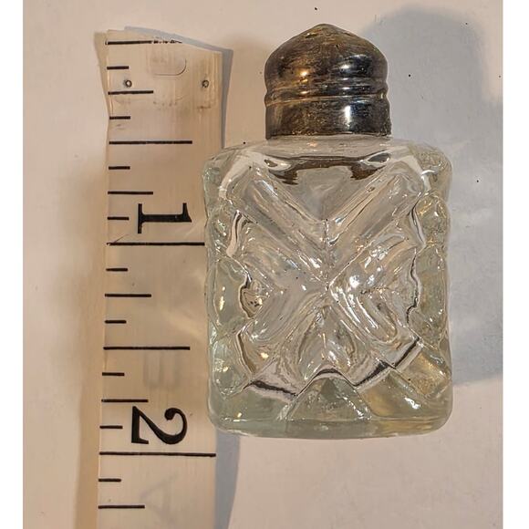 Salt and Pepper Shakers Vintage Glass Square and Curvy 2 inch Estate Collector - Picture 5 of 5